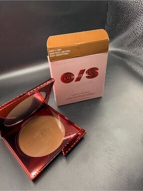 ONE/SIZE Turn Up The Base Versatile Foundation Powder - Deep 4 (NR)